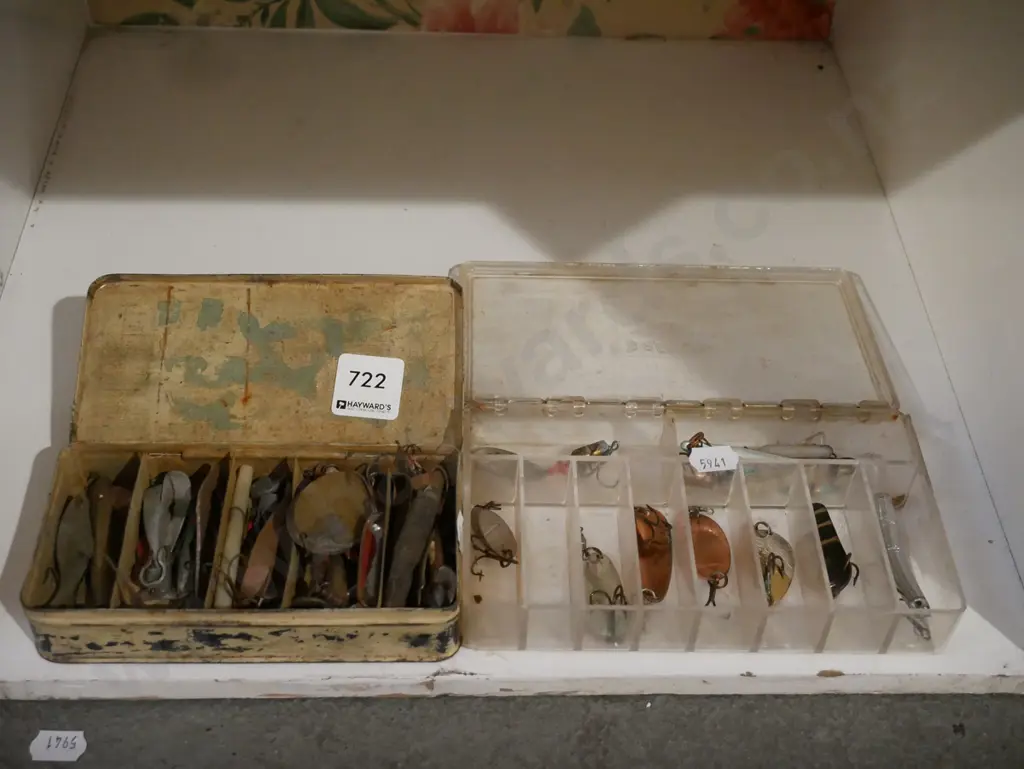 2x containers and fishing lures Image 1++