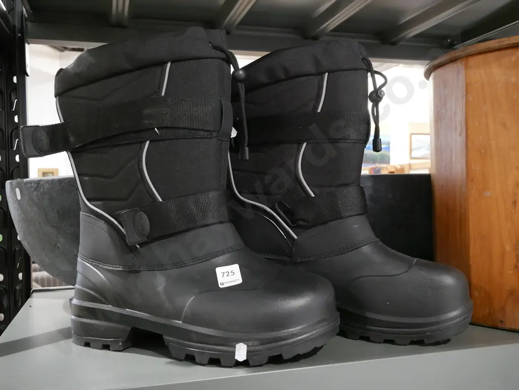 pair of Silent Care size 11 snow boots Image 1++