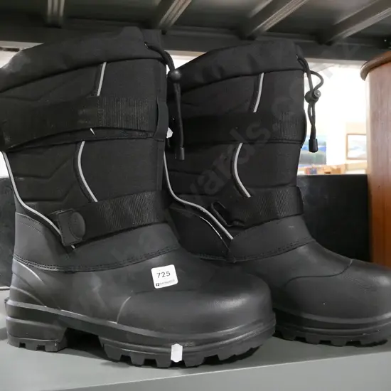 pair of Silent Care size 11 snow boots