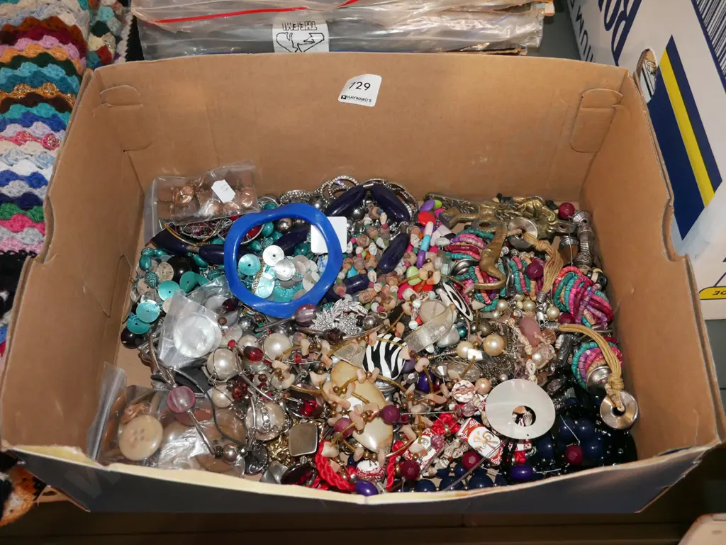 box of costume jewellery Image 1++