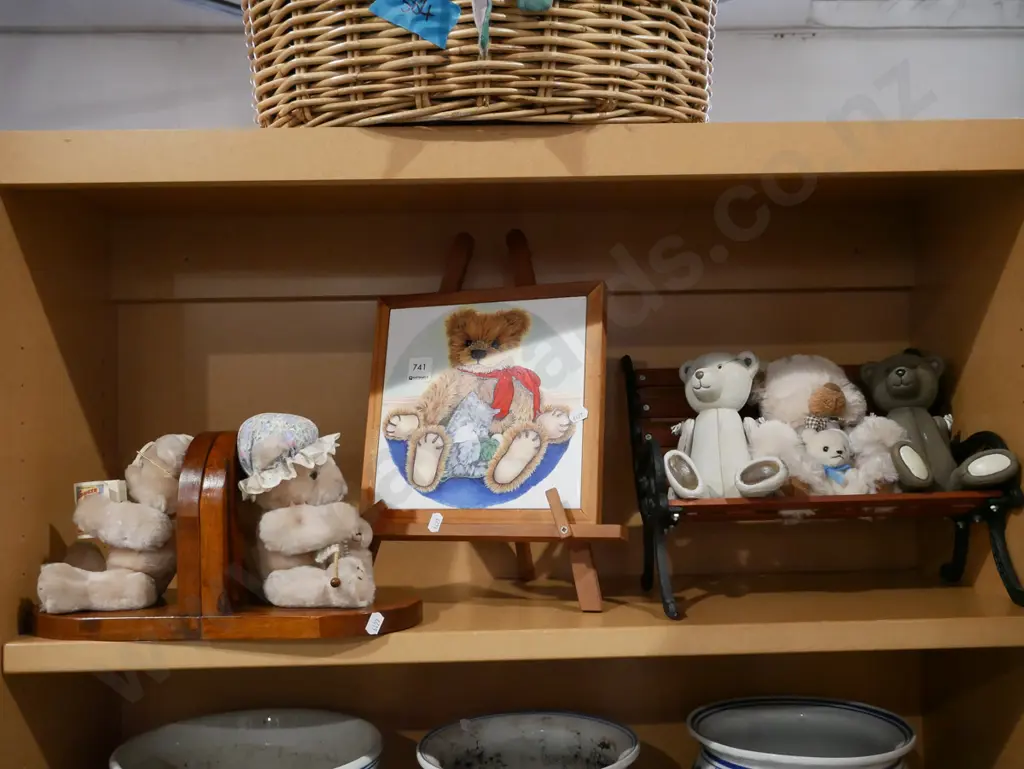 shelf; teddy bears, bookends etc Image 1++
