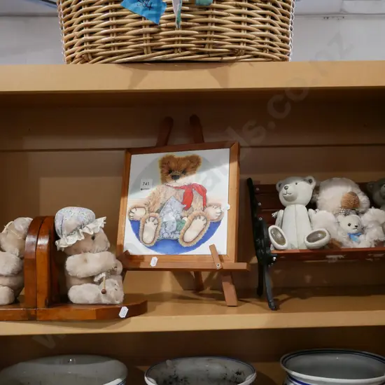 shelf; teddy bears, bookends etc