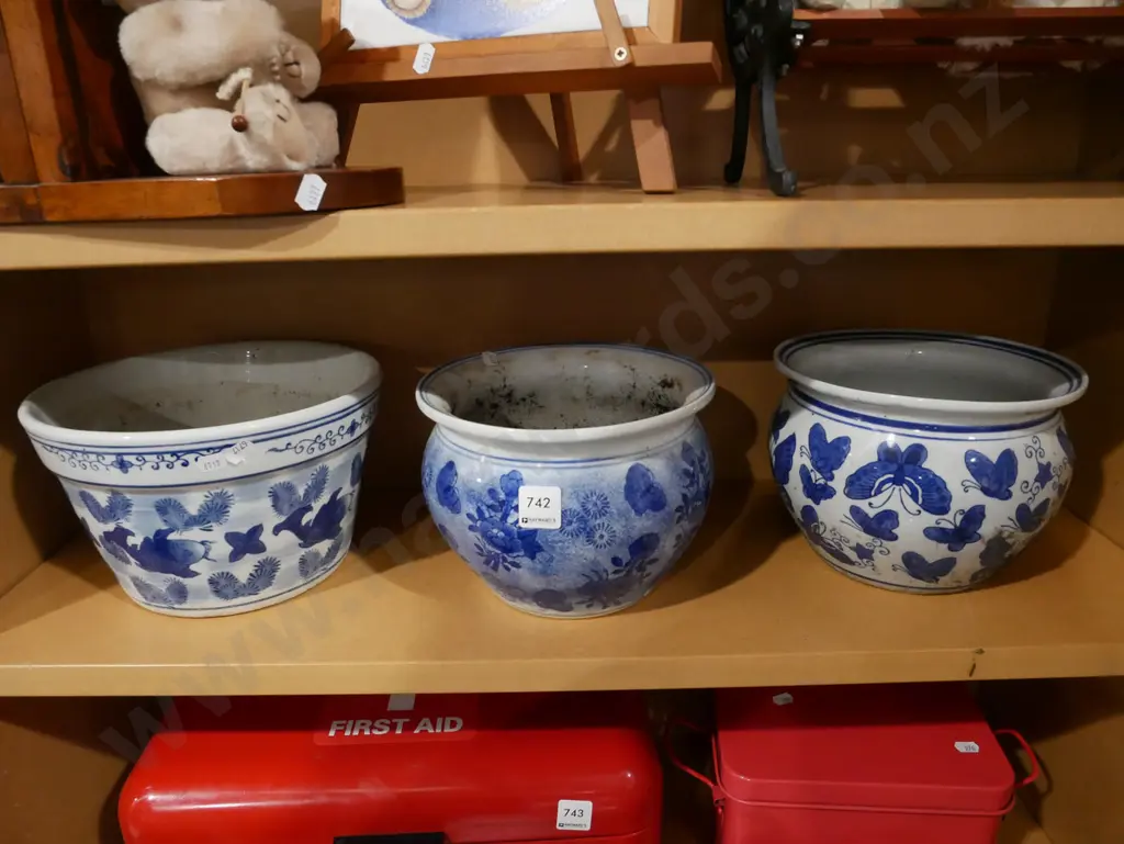 3x blue and white planters Image 1++