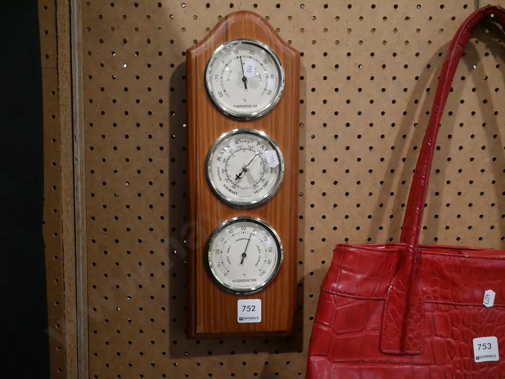wall mounted hydrometer/thermometer/barometer Image 1++