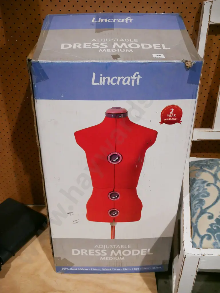 Lincraft adjustable dressmakers form Image 1++
