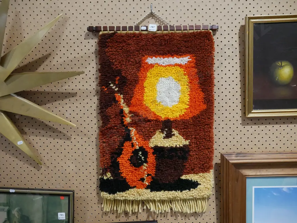 small hand tufted wall mounted rug H600 Image 1++
