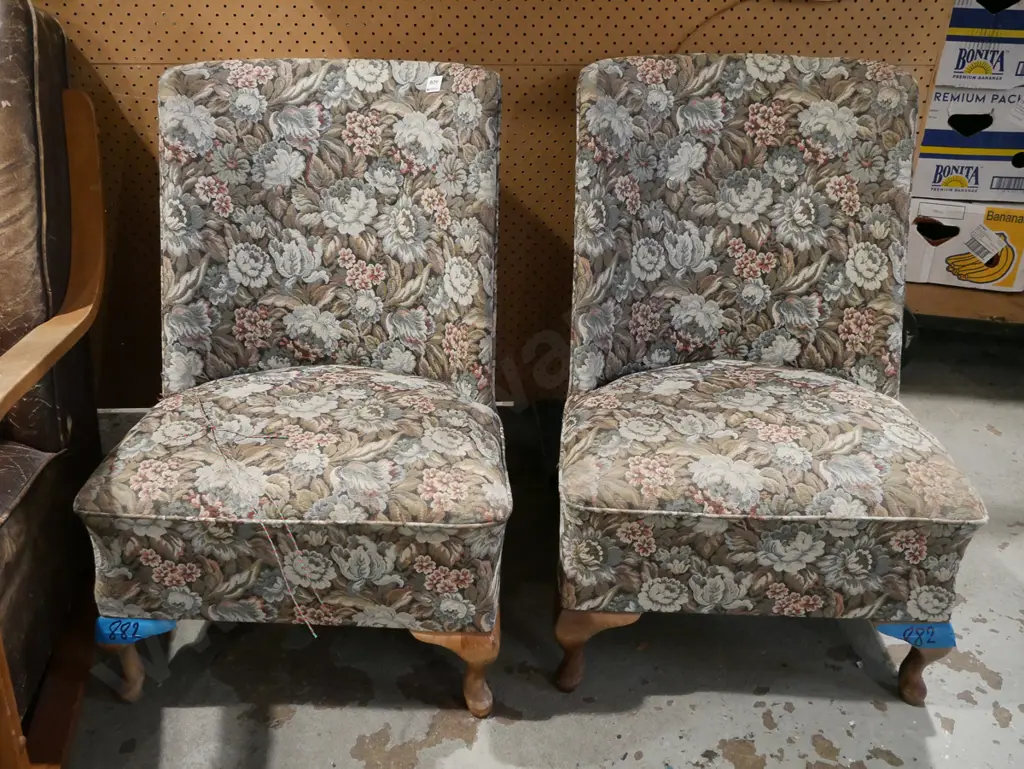 pair of matching floral bedroom chairs Image 1++