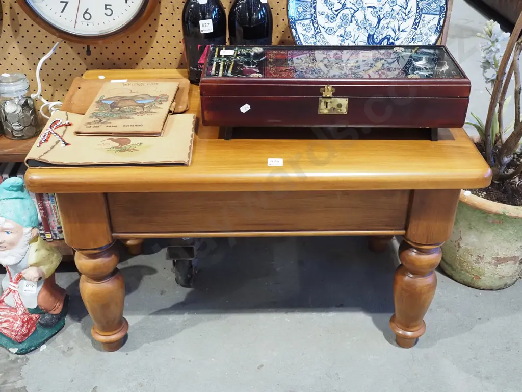 solid rimu coffee table H470 W770 D480 Image 1++