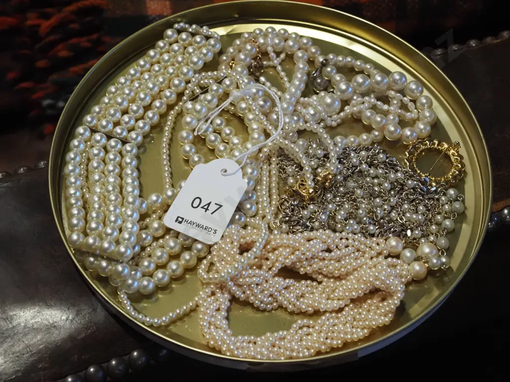 tray of costume jewellery Image 1++