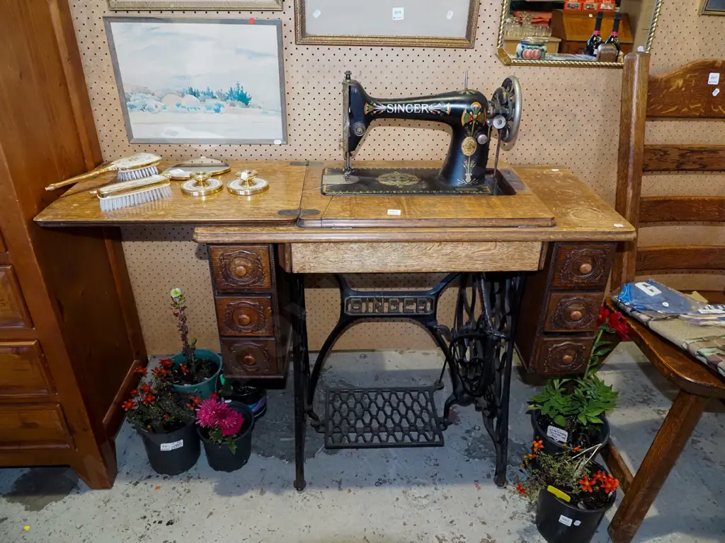 Singer treadle sewing machine Image 1++