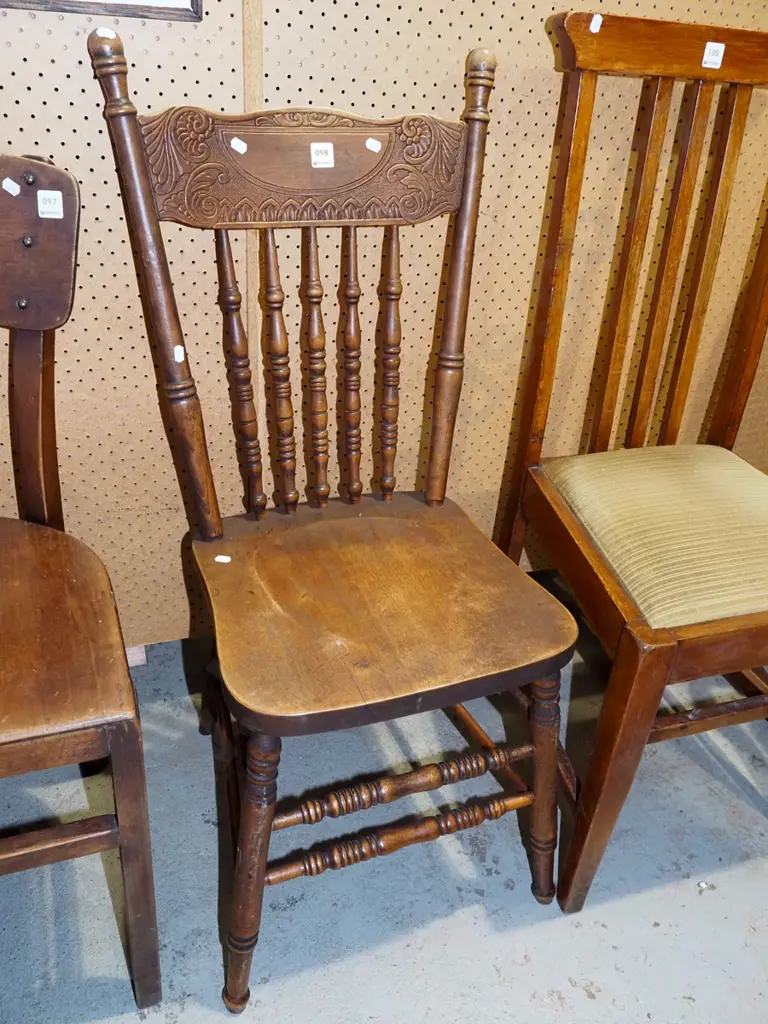 spindle back and pressed wood chair Image 1++