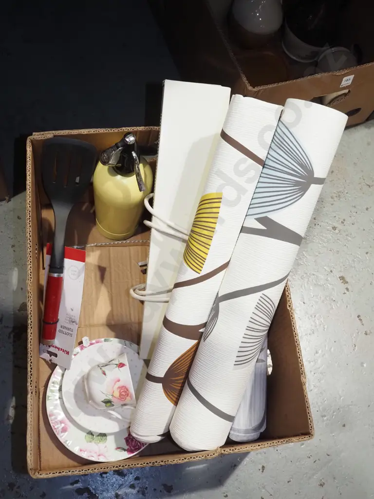 box; wallpaper, trio, soda syphon etc Image 1++