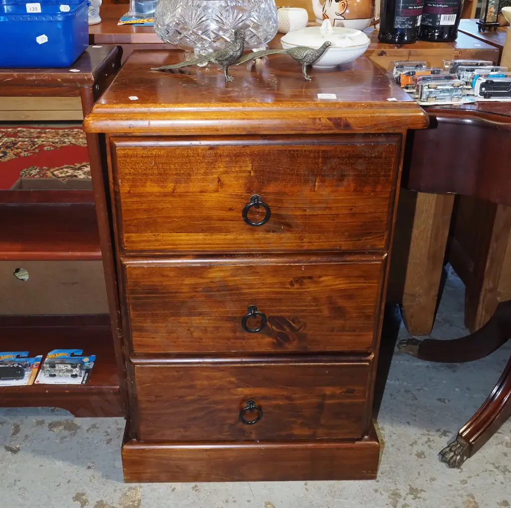 pine 3 drawer bedside cabinet H720 W475 D415 Image 1++