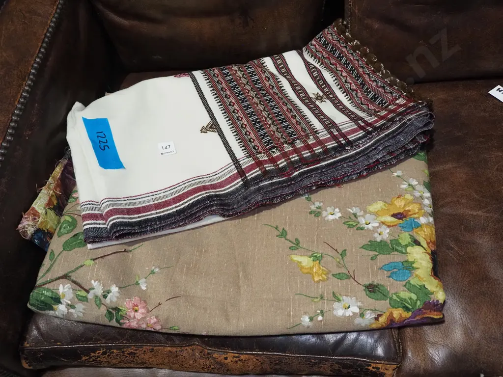 tablecloth, floral piece of fabric Image 1++