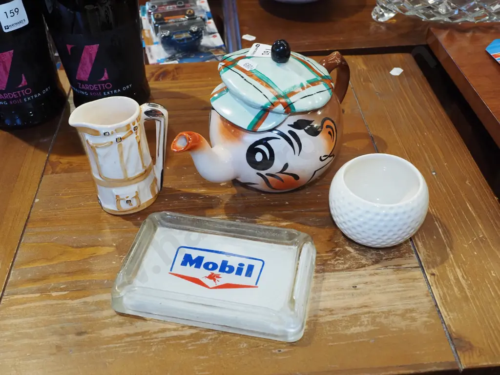 Wade golfer teapot etc, Mobil ashtray Image 1++
