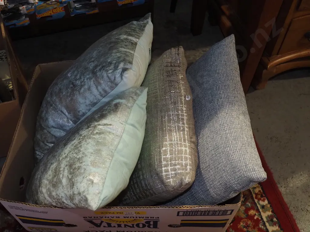box of cushions Image 1++