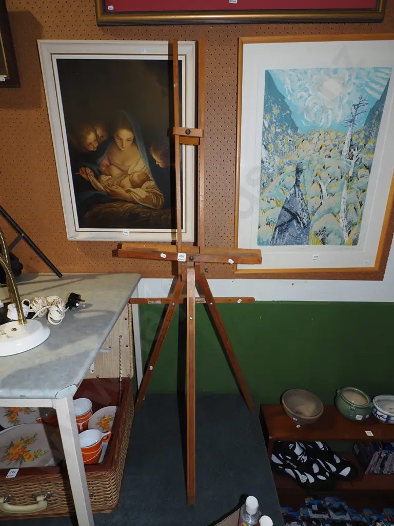 wooden easel Image 1++