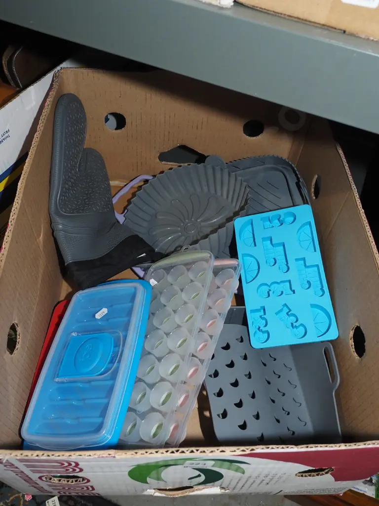 box; ice trays, oven mit etc Image 1++