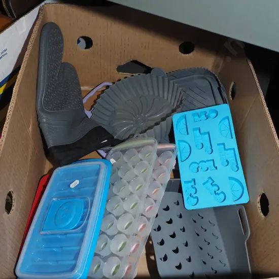 box; ice trays, oven mit etc