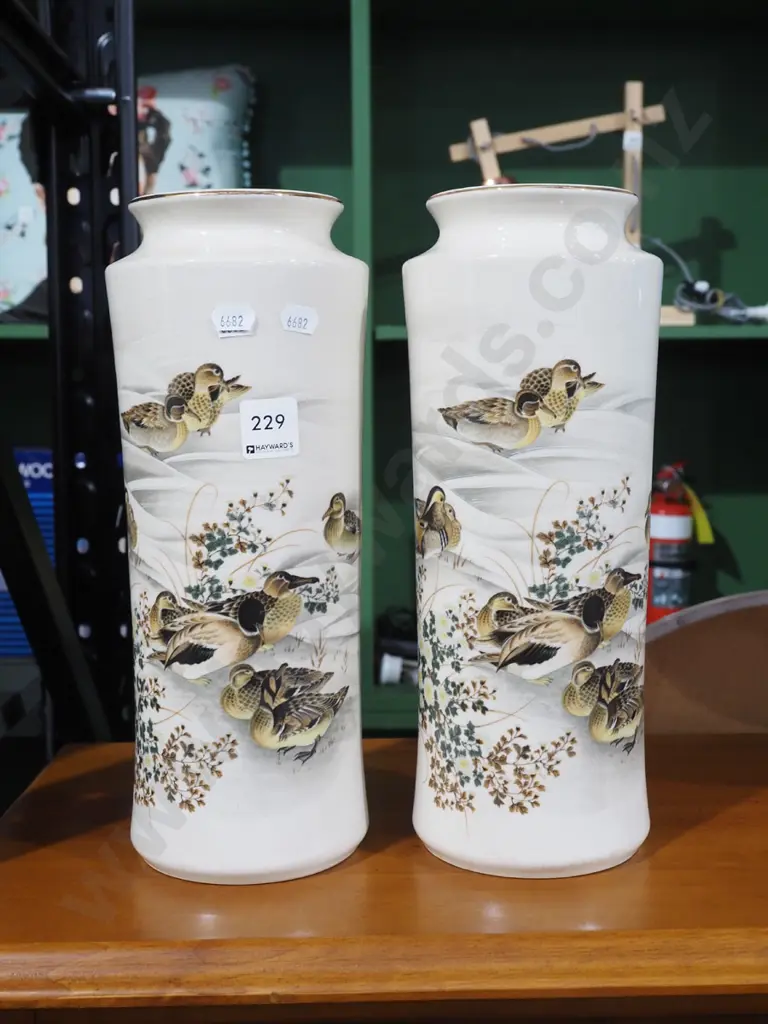 pair of Chinese vases with duck decorations H305 Image 1++