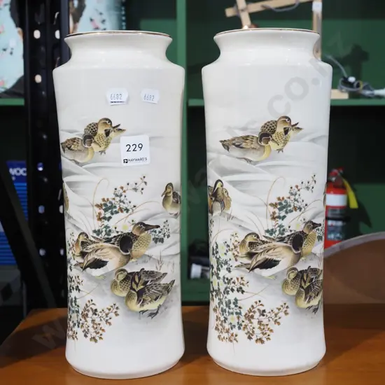 pair of Chinese vases with duck decorations H305