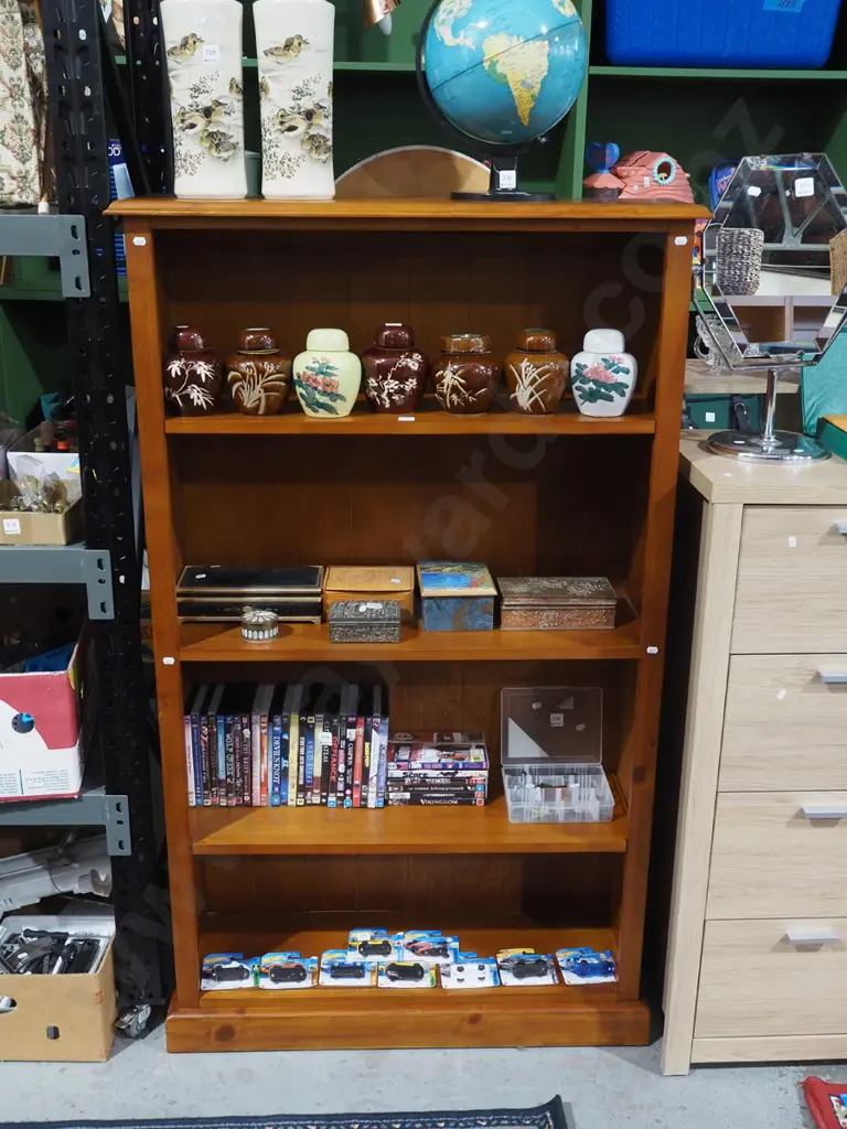 solid pine bookcase H1520 W900 D310 Image 1++