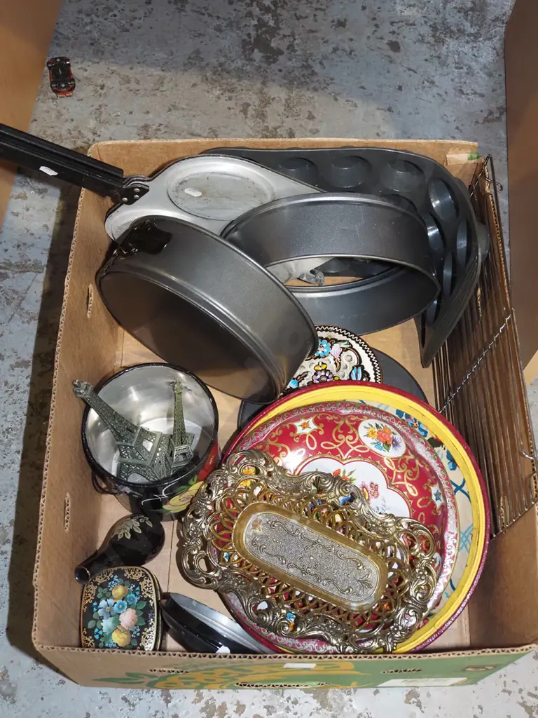 box; cake tins, rubber muffin trays, bowls etc Image 1++