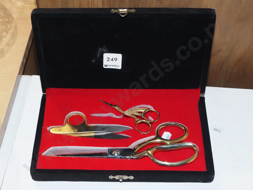 cased set of 3 pairs of scissors Image 1++