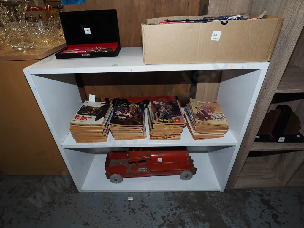 white painted wooden bookcase H700 W800 D300 Image 1++