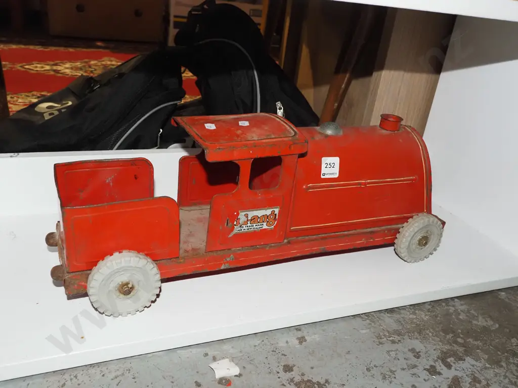 restorer's Triang toy train Image 1++