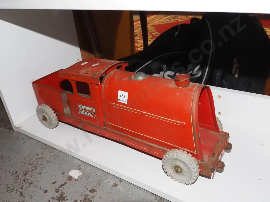 restorer's Triang toy train Image 1++