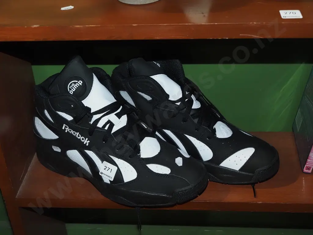pair of size 11UK Reebok basketball boots Image 1++