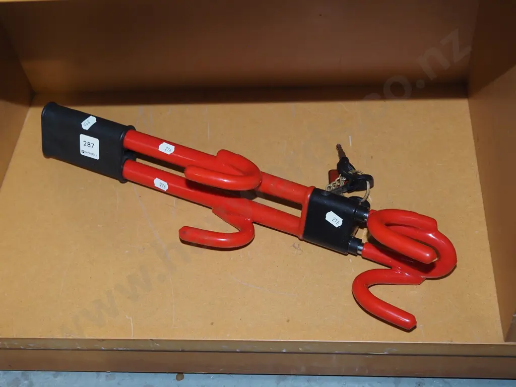 steering wheel lock - key in office Image 1++