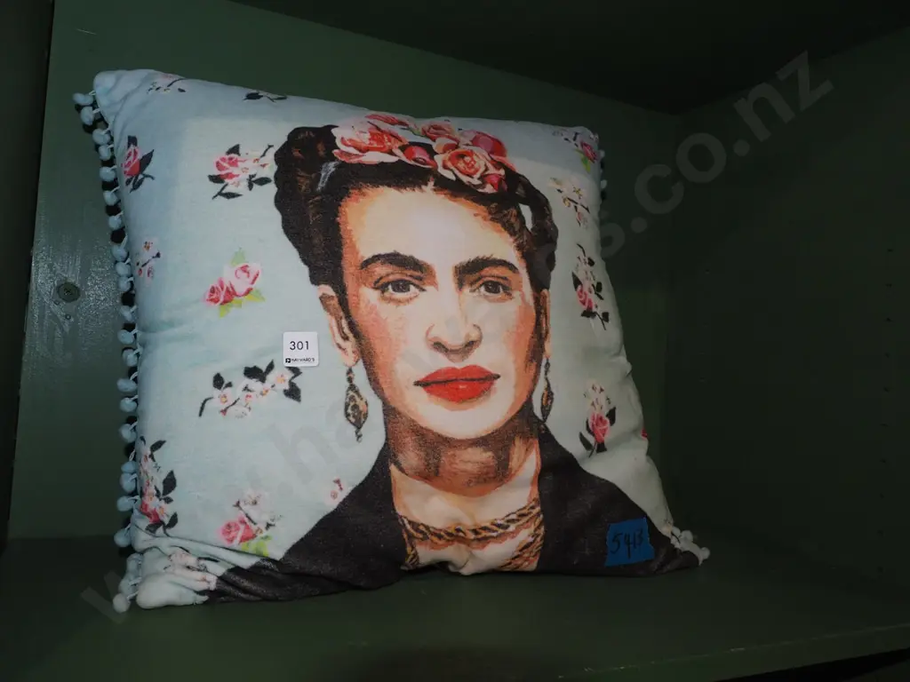 Frida Kahlo cushion Image 1++