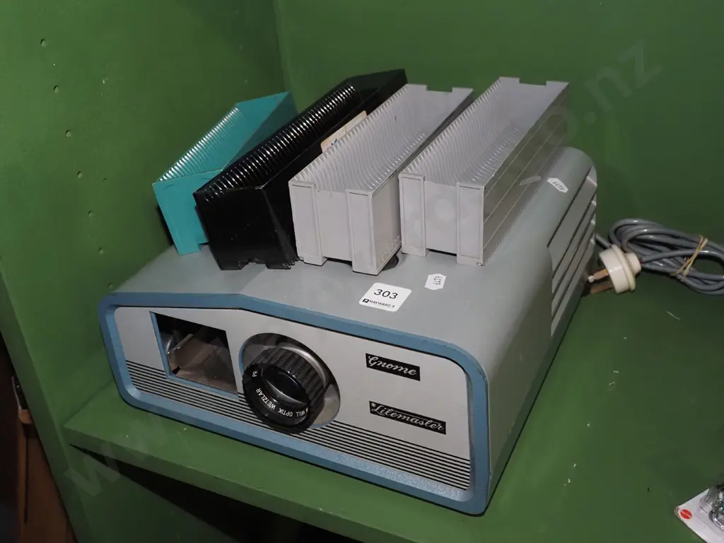 gnome slide projector and cartridges Image 1++