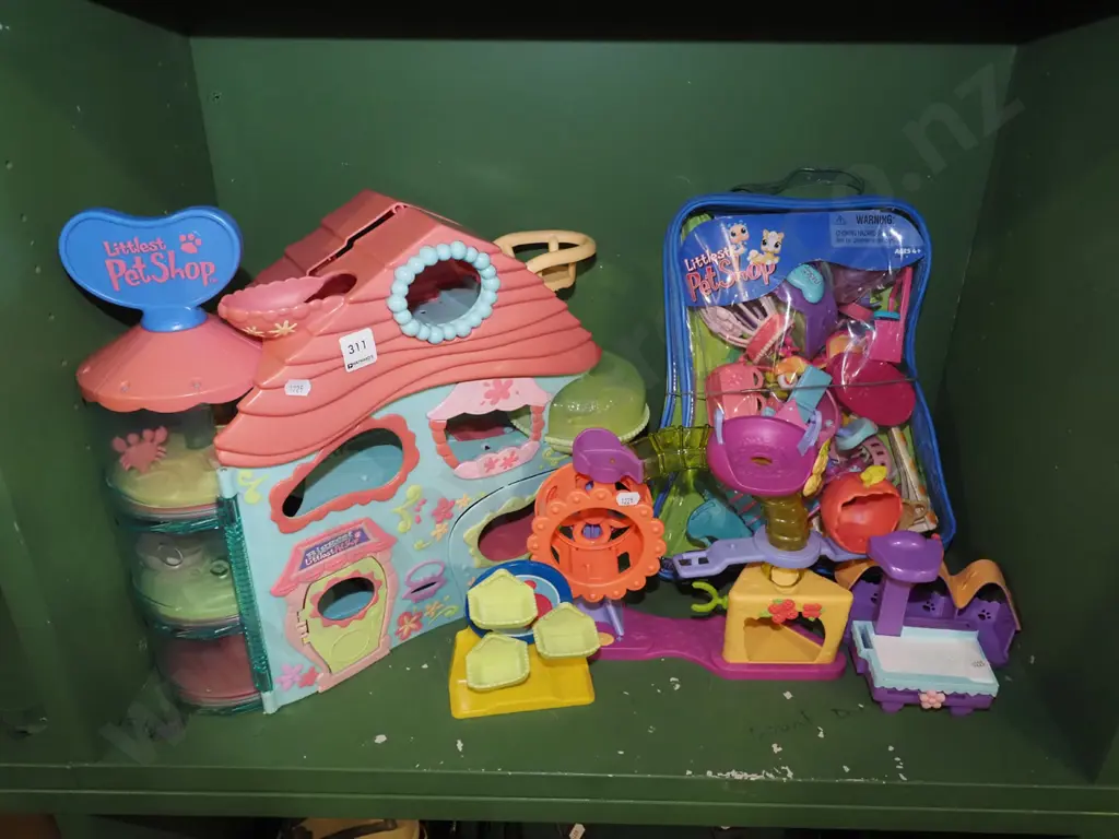 Littlest Pet Shop dollshouse and accessories Image 1++