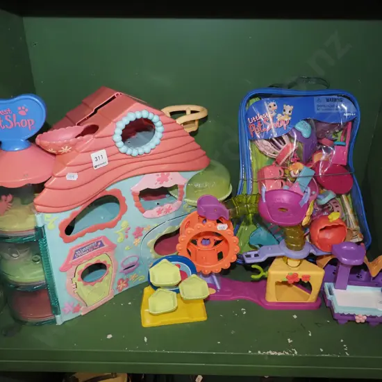Littlest Pet Shop dollshouse and accessories