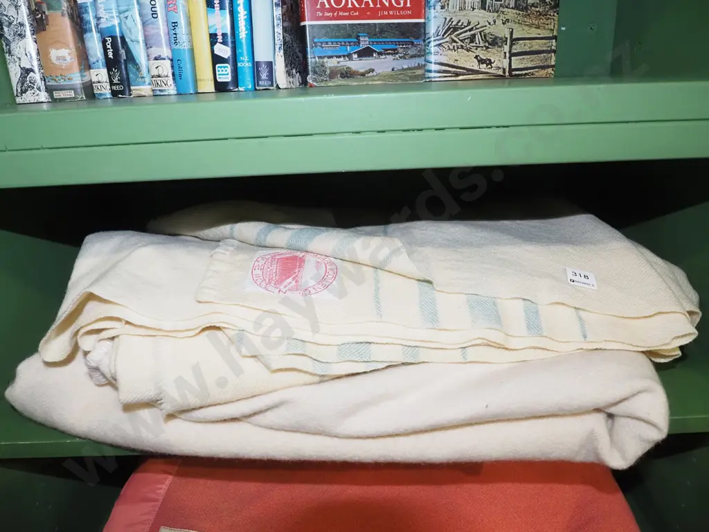 2x woollen blankets Image 1++