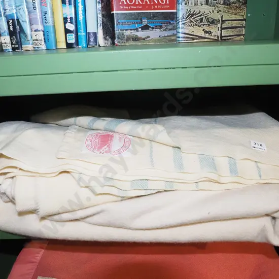 2x woollen blankets
