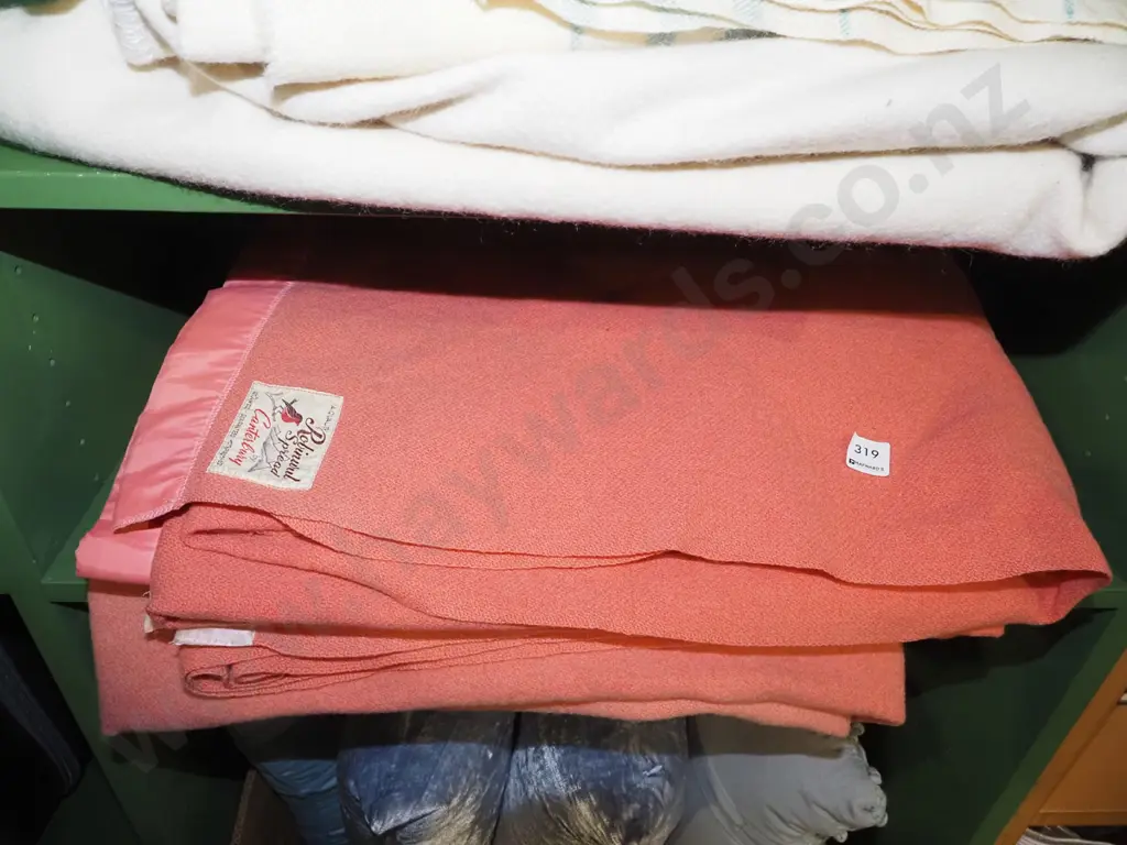 2x pink woollen blankets Image 1++