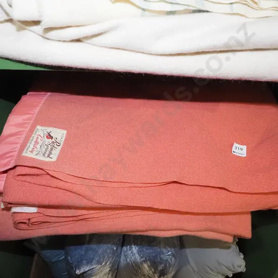 2x pink woollen blankets