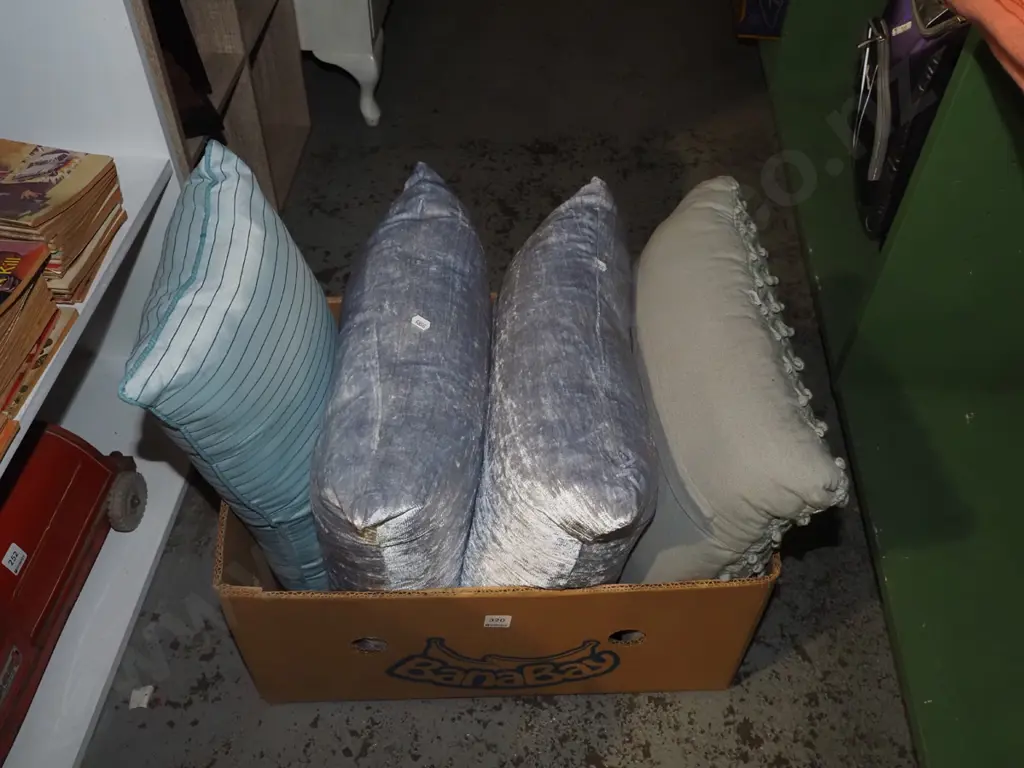 box of cushions Image 1++