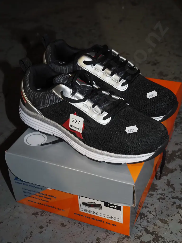 pair of as new Aero size UK7 sneakers Image 1++