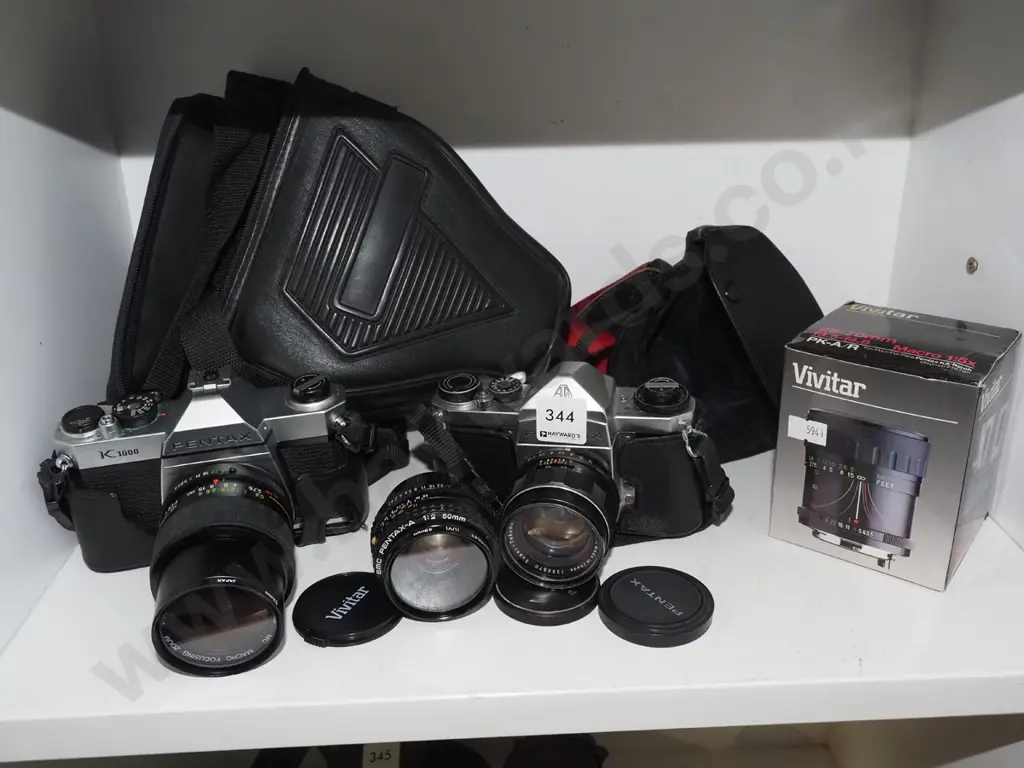 2x Pentax 35mm cameras, case, additional lens Image 1++