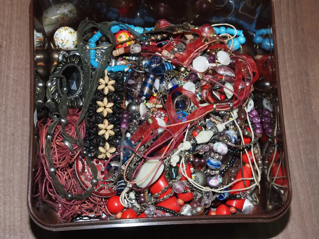 costume jewellery Image 1++