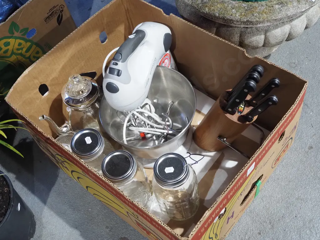 box; Sunbeam mixmaster, jars, coffee perc etc Image 1++
