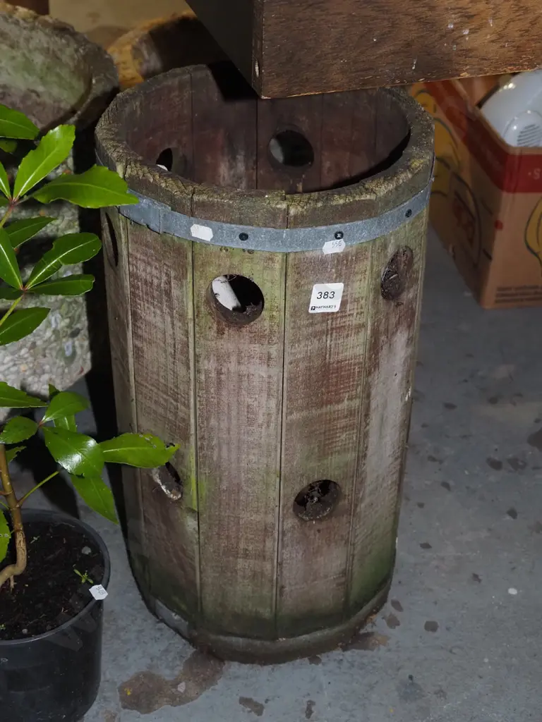 wooden strawberry planter H500 Image 1++