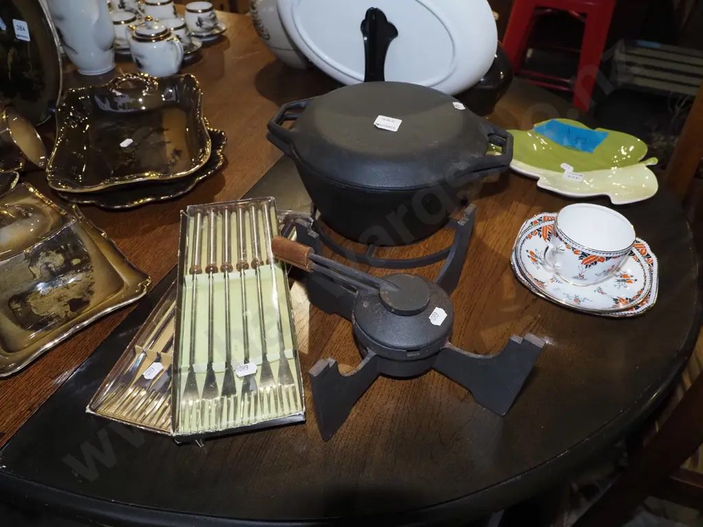 cast iron fondue set with 2x cased forks Image 1++
