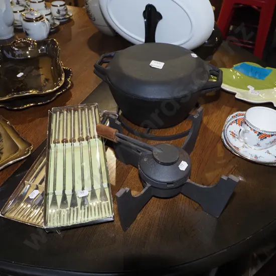 cast iron fondue set with 2x cased forks
