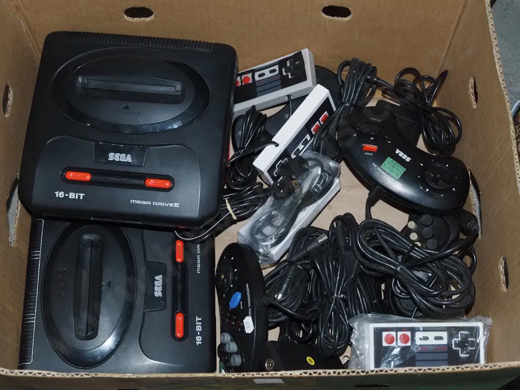 box: Sega Mega Drive II game consoles and various controllers Image 1++